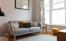 Central 2 Bedroom Home Near Southsea